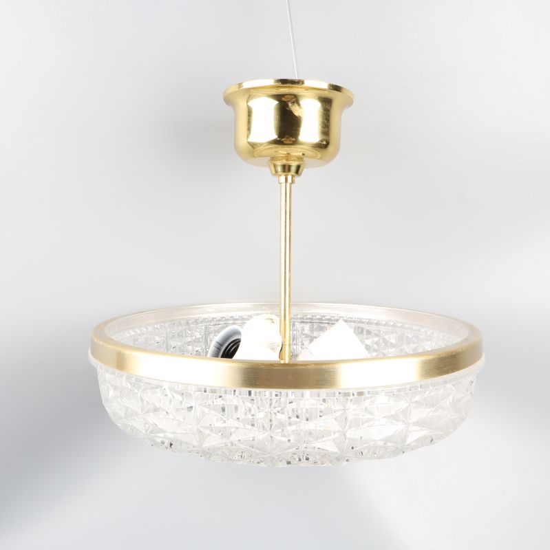 Taklampa med glas och mässingdetaljer