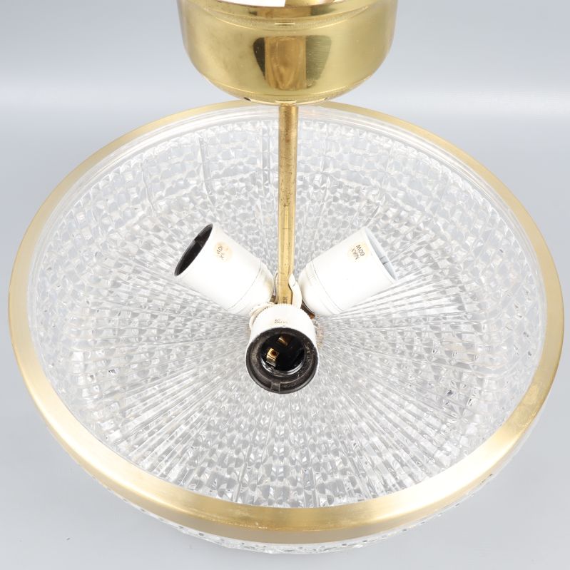 Vy ovanifrån av taklampa i glas och lampsocklar