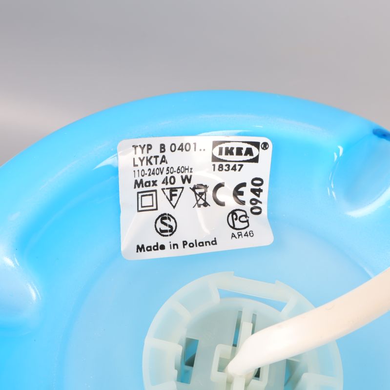 Undersida av lampa med IKEA-märkning