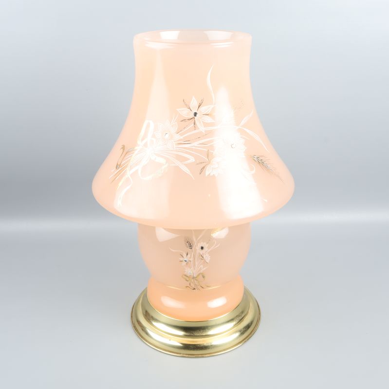 Bordslampa med blommönster och guldig bas