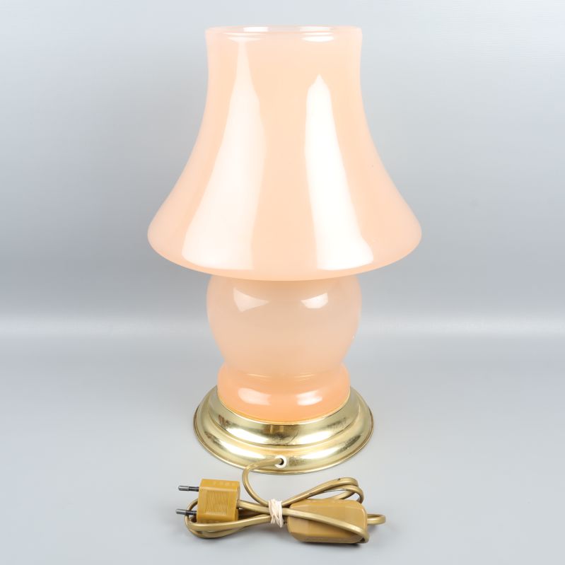 Bordslampa med elsladd och strömbrytare