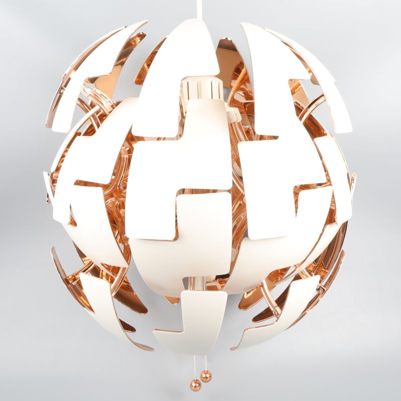 Närbild av lampa med kopparfärgade detaljer inuti