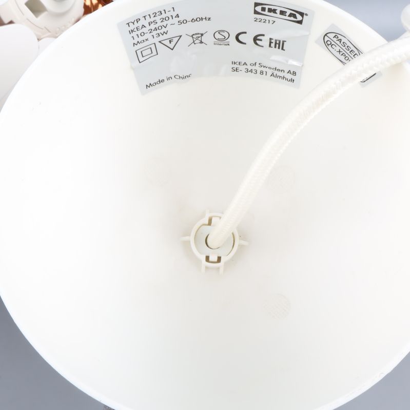 Närbild av lampa med IKEA-märkning