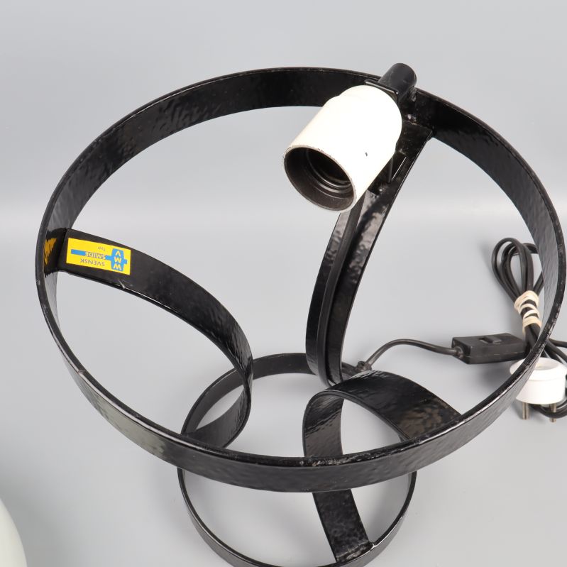 Svart lampstativ och glödlampans sockel