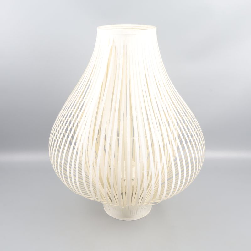 Vit bordslampa med strimlad skärmdesign