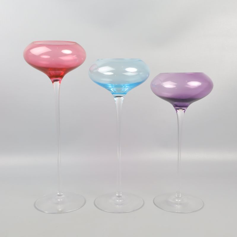 Stående vy av tre färgade cocktailglas