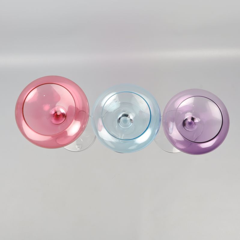 Överifrån av tre färgade cocktailglas