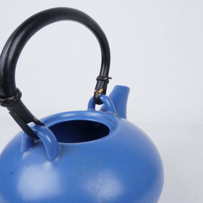 Närbild av tekannans handtag, se liten defekt