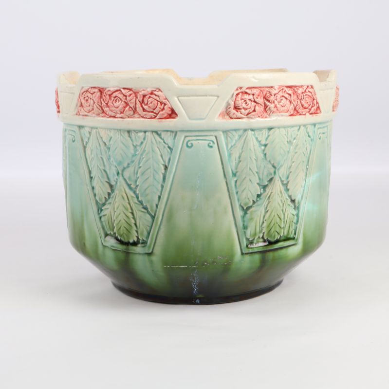 Kruka med mönster av blad och rosor