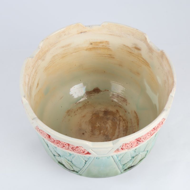 Inuti den dekorativa krukan med patina