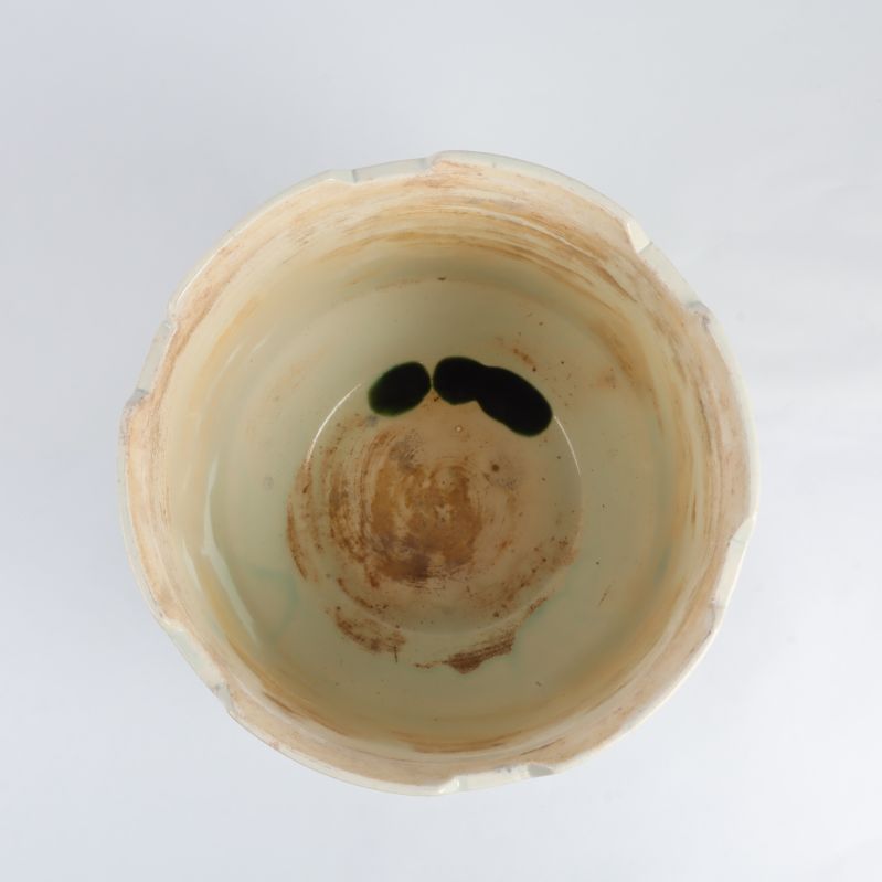 Insidan av krukan med färgvariation