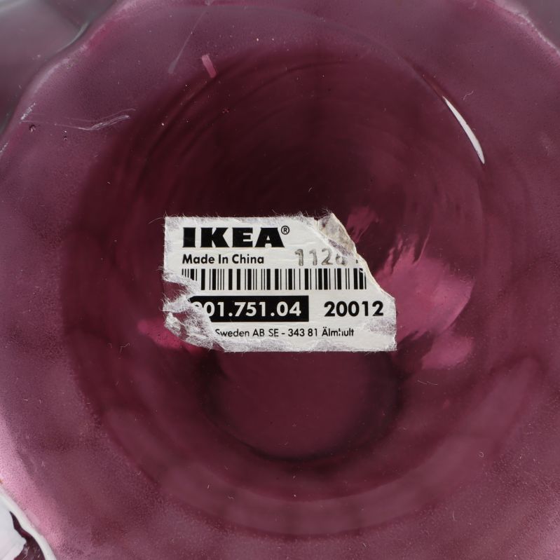 Detaljerad bild av IKEA-etiketten inuti vasen