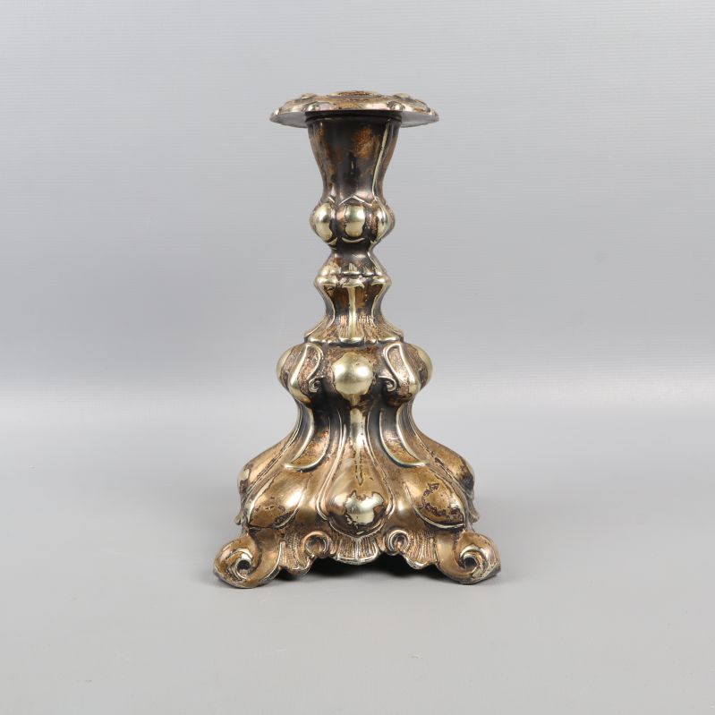 Ornamenterad ljusstake i nysilver med rund fot