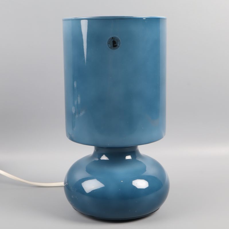 Blå bordslampa sedd från sidan