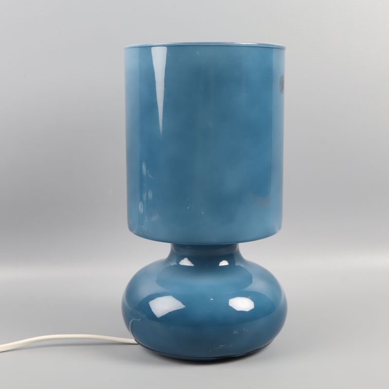 Baksidan av blå bordslampa