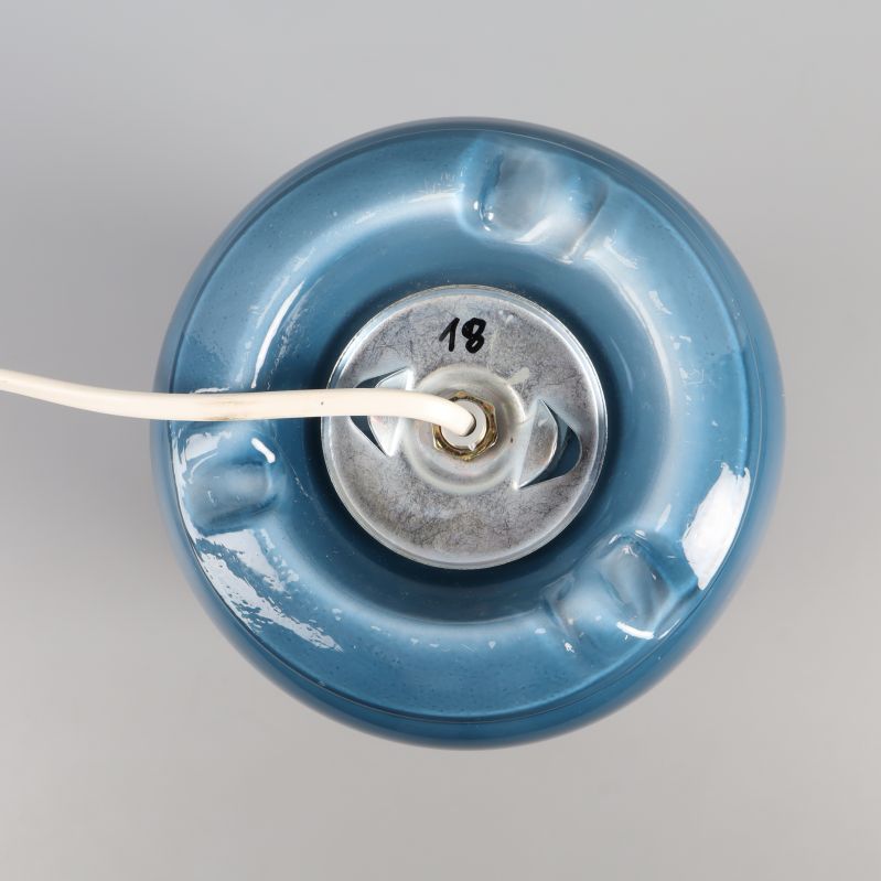 Botten av blå bordslampa