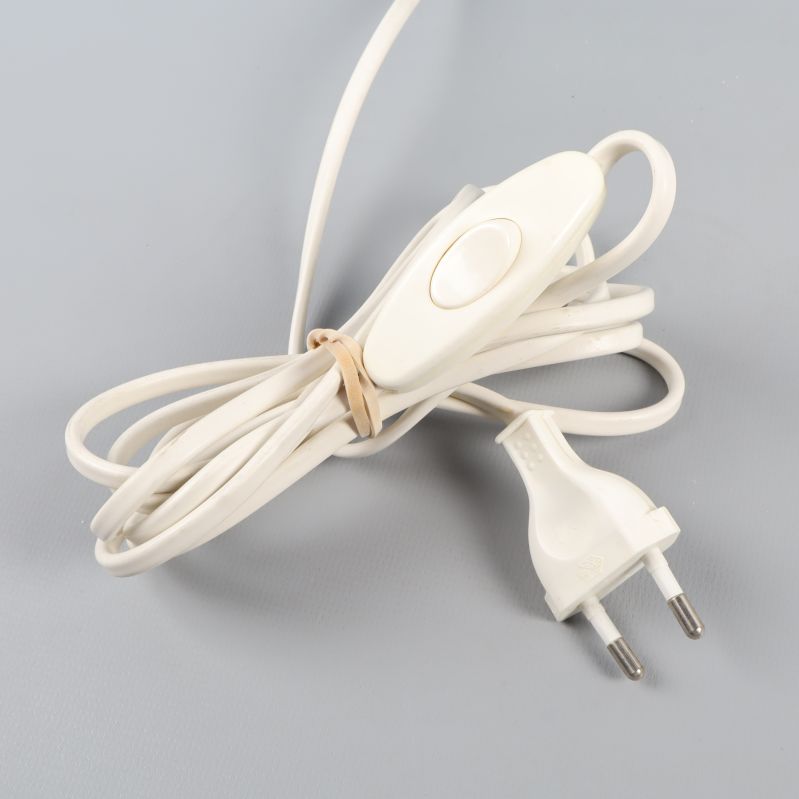 Vit strömkabel med brytare