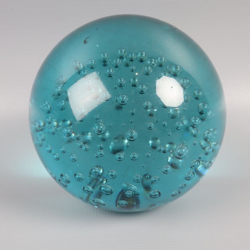 Turkos glaskula med bubblor närbild