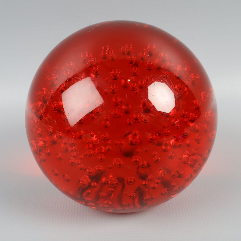 Röd glaskula med bubblor närbild