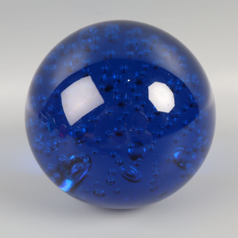 Blå glaskula med bubblor närbild