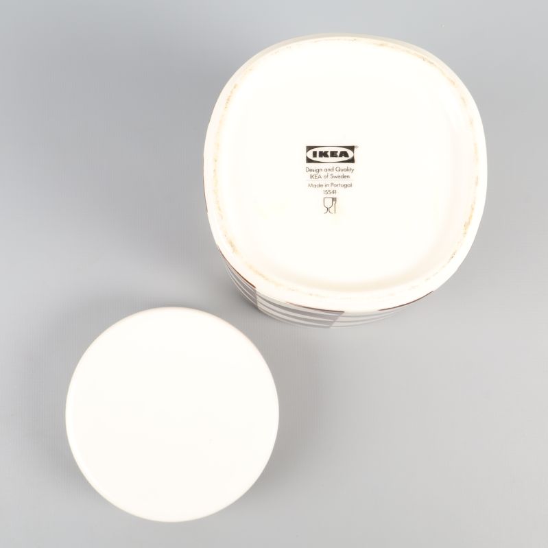 Undersida med IKEA-logotyp
