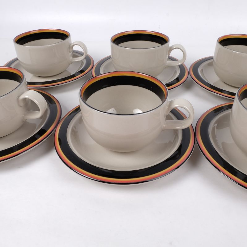 Närbild på kaffekoppar och fat