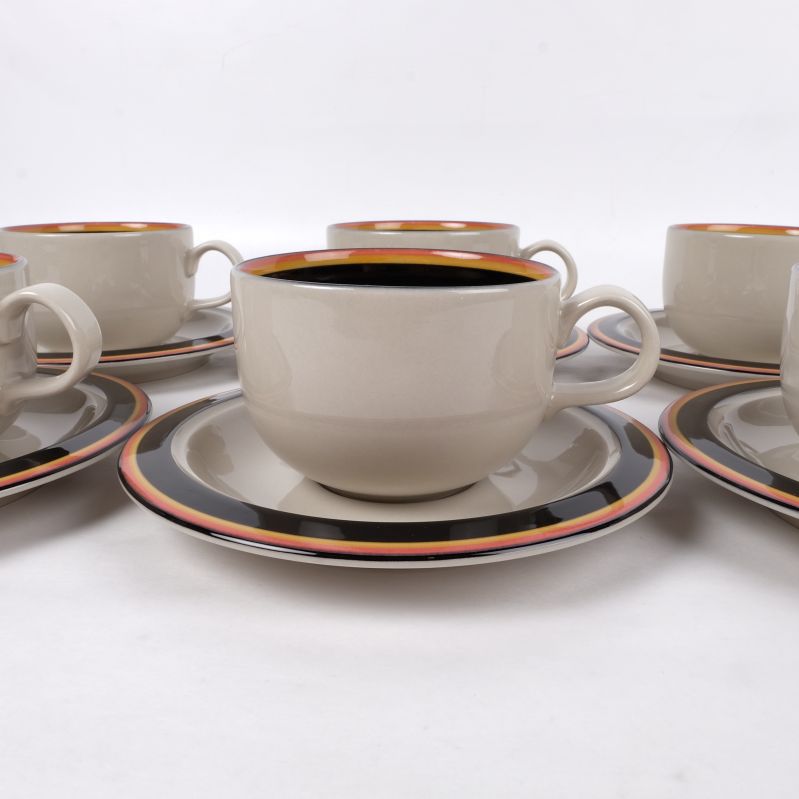 Främre vy av kaffekopp med fat