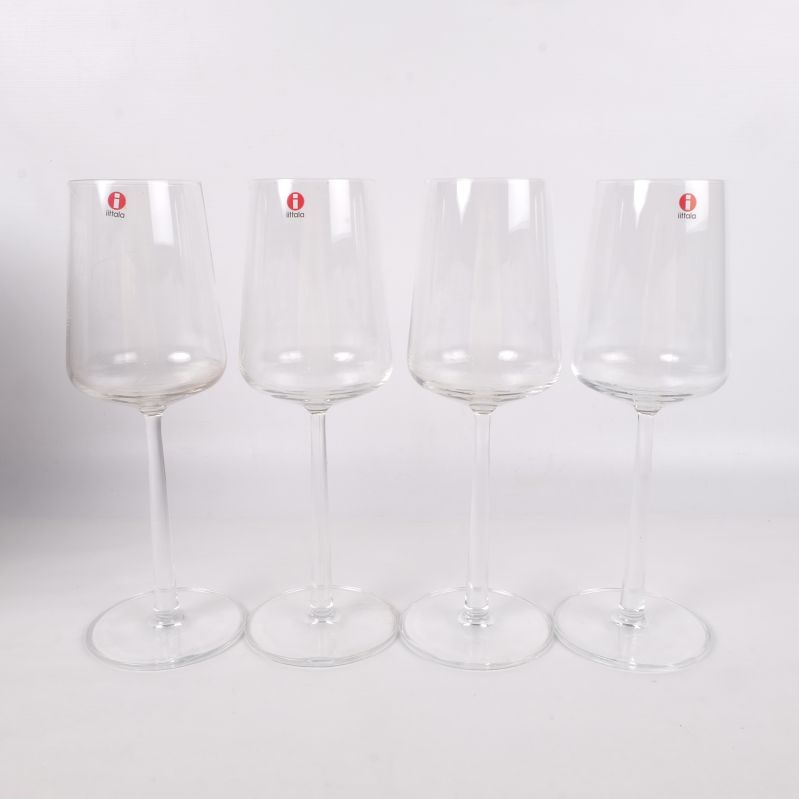Fyra Iittala vinglas stående på rad