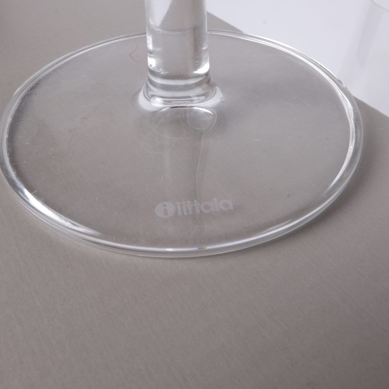 Närbild på Iittala-logotyp på glasfot