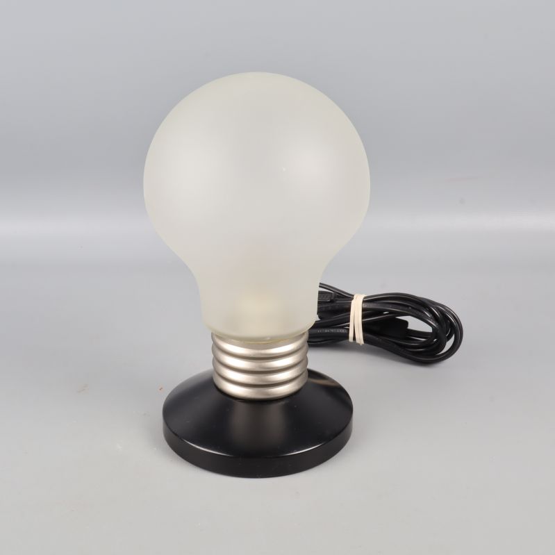 Lampa med frostat glas och svart fot