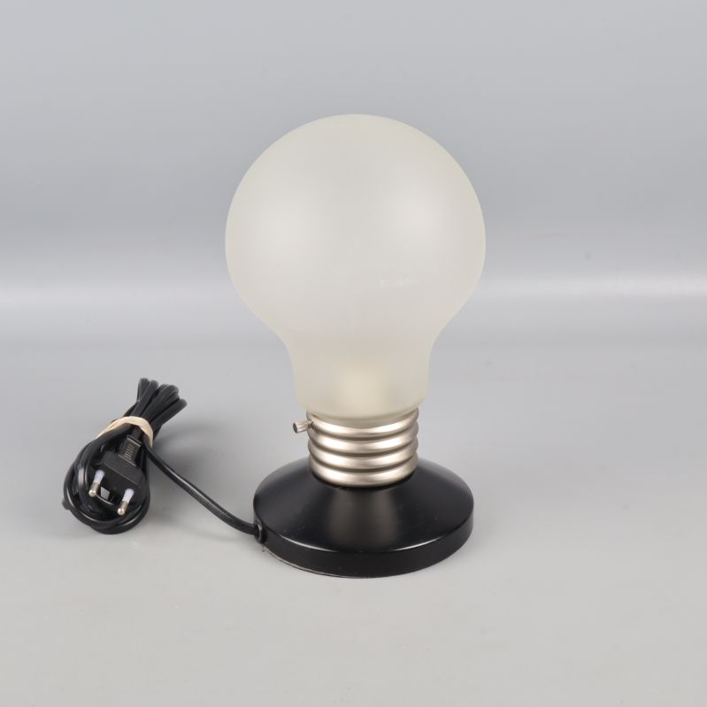 Baksida av lampa med sladdanslutning