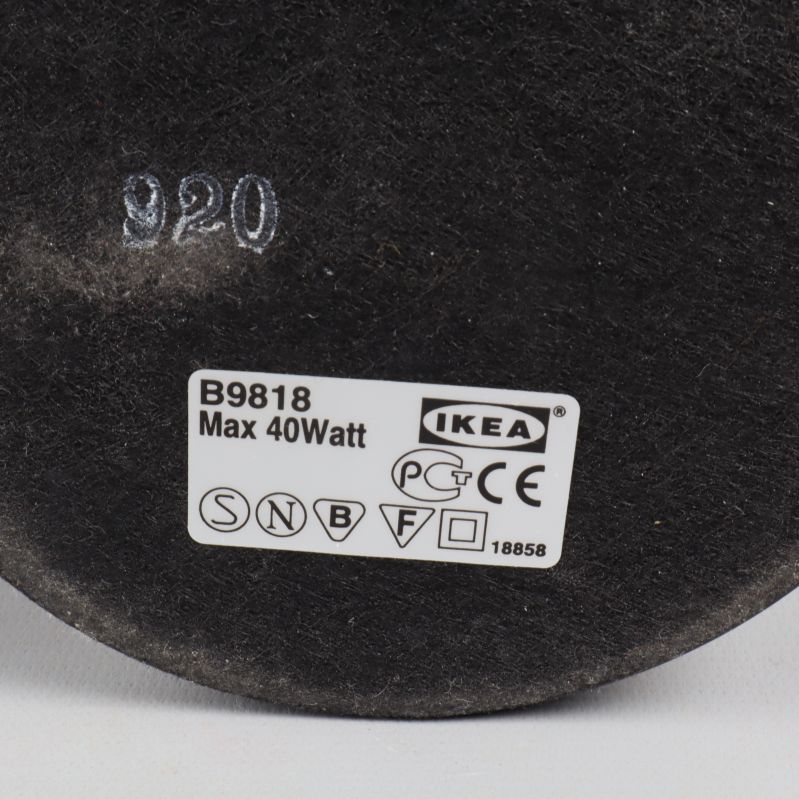 Botten av lampa med Ikea etikett