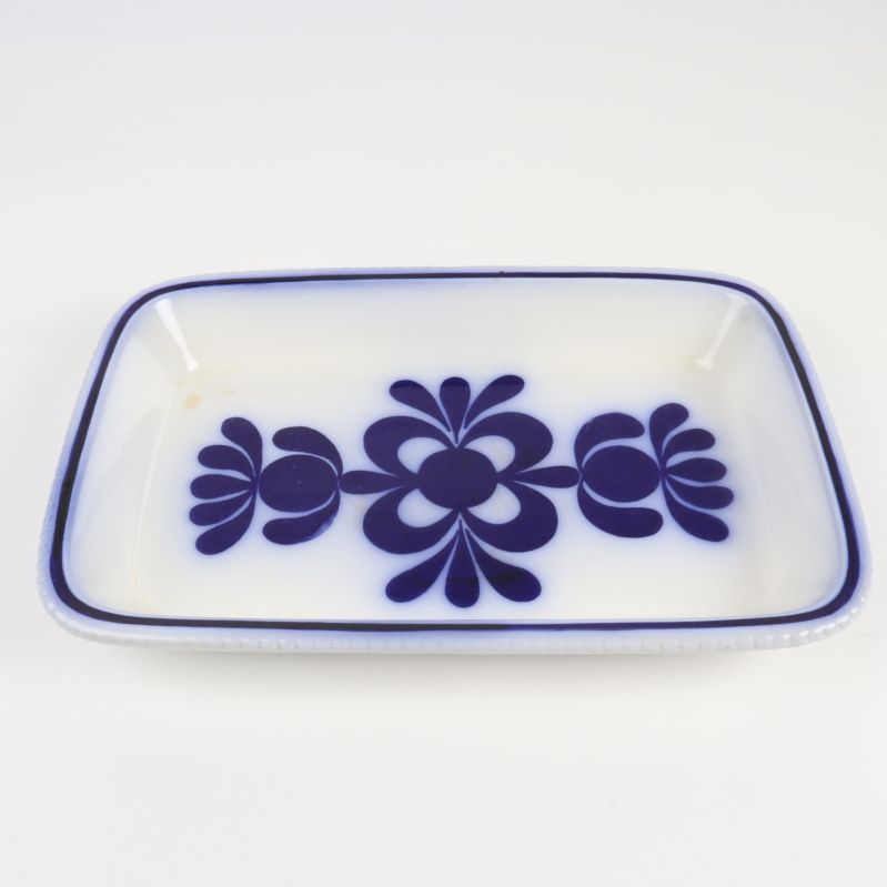 Rektangulärt fat med blå blomsterdesign