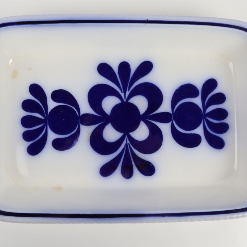 Närbild av blå design på fat