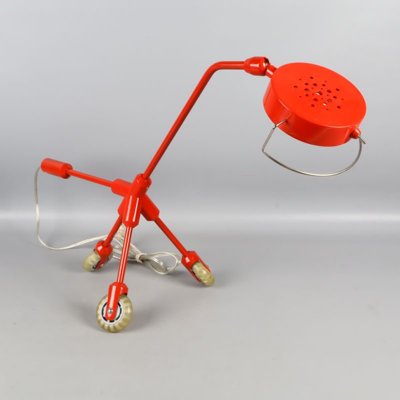Sido vy av röd lampa med hjul