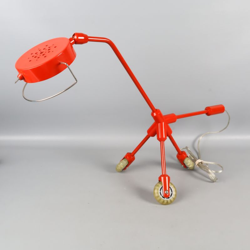 Bakre vy av röd lampa med sladd