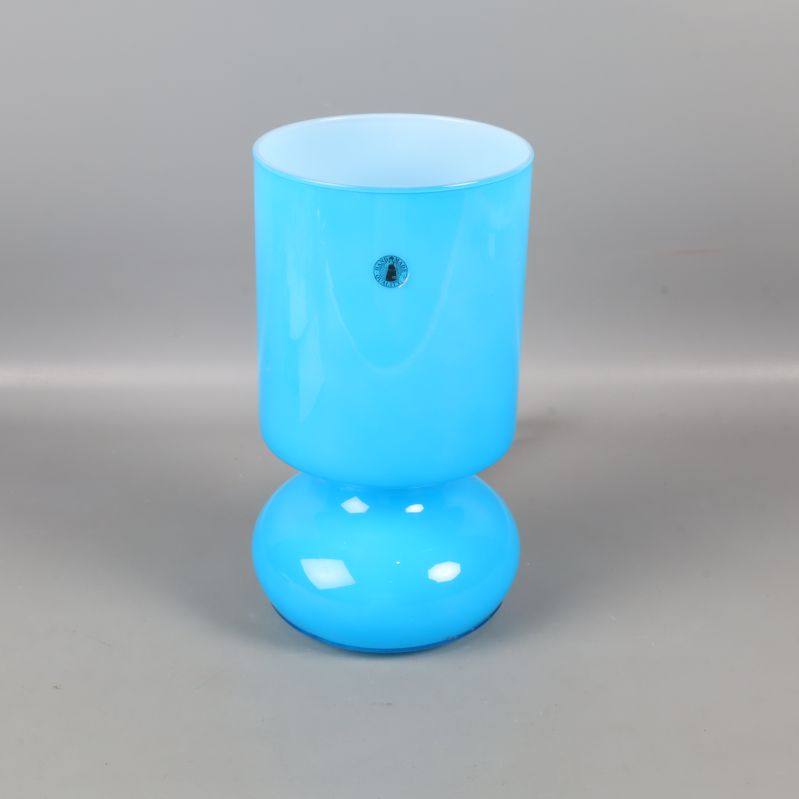 Blå bordslampa med rundad bas