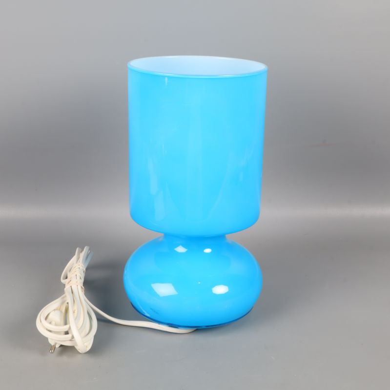 Blå lampa med vit sladd