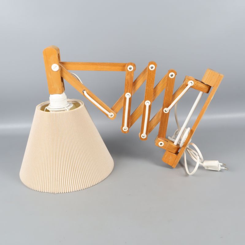 Vägglampa med veckad skärm och träarm