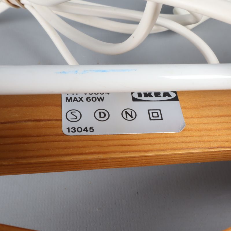 Närbild på IKEA-märkning på lampan