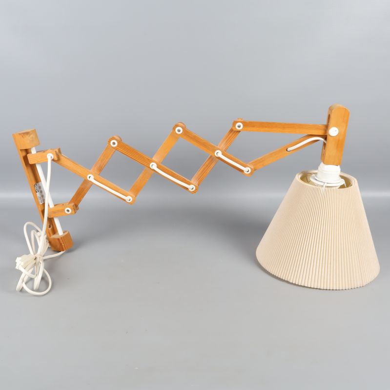 Utsträckt lampa med träarm