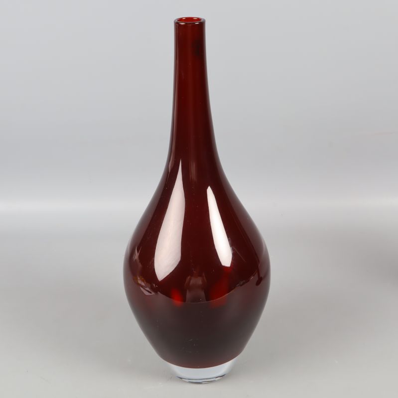 Hög röd glasvas 