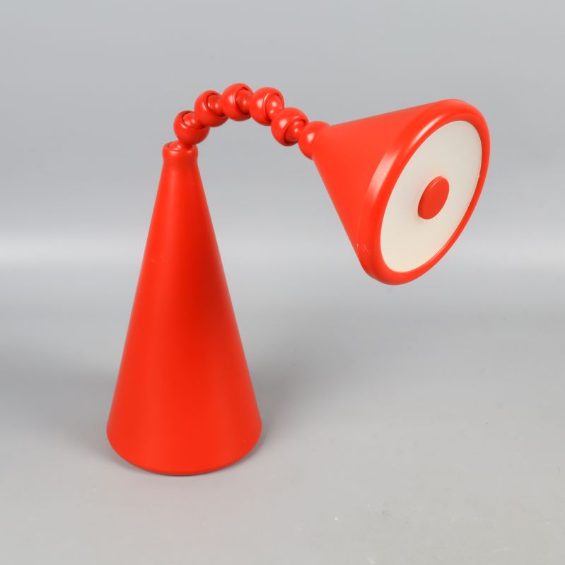 Röd bordslampa med konisk form