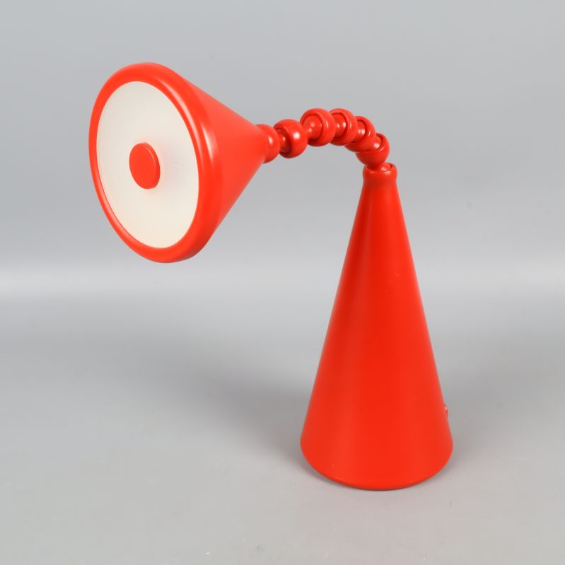 Röd lampa med justerbar arm i pärlform