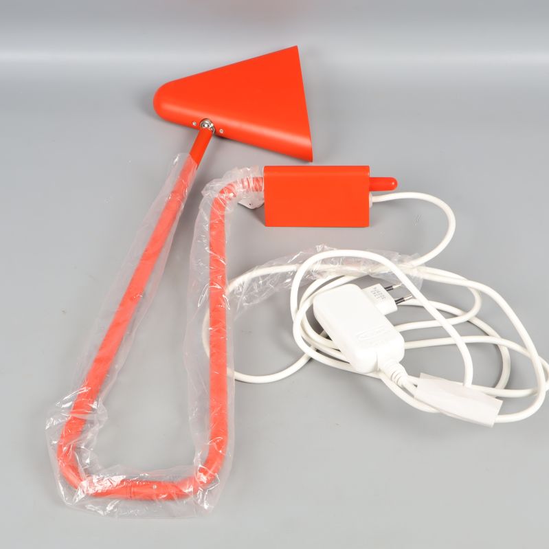 Baksidan av röd lampa med USB-kabel