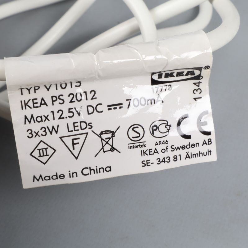 Närbild av produktmärkning och etikett för IKEA lampa