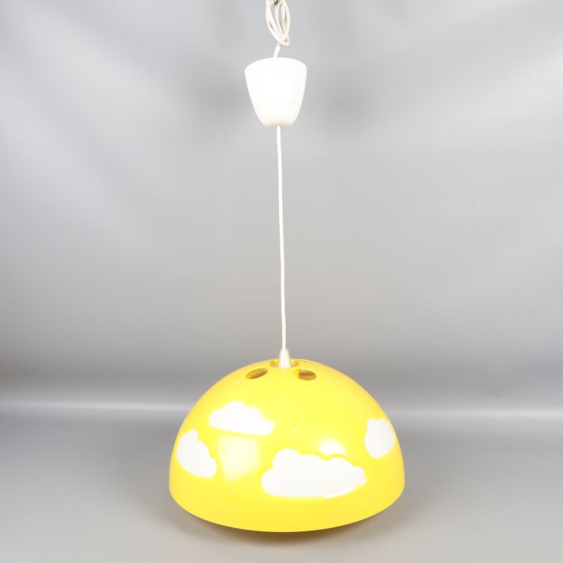 Gul taklampa med molndesign och vit sladd