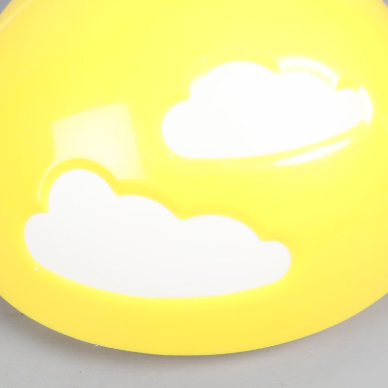 Närbild av vita moln på gul lampa