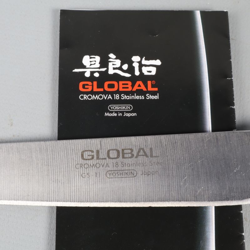 Närbild av Global-knivens märke
