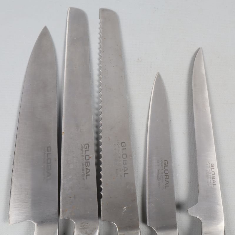Närbild av knivblad märkta Global